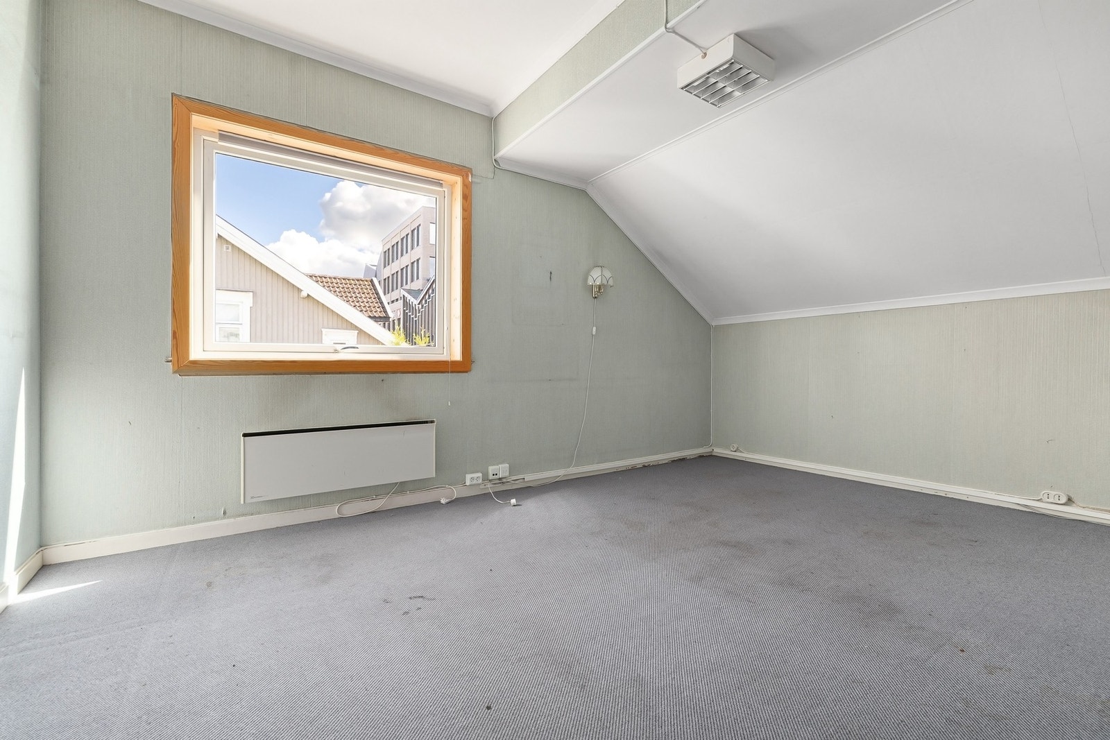 Loftsetasje med mange bruksområder - enten kontor eller møteplass. Galleribilde