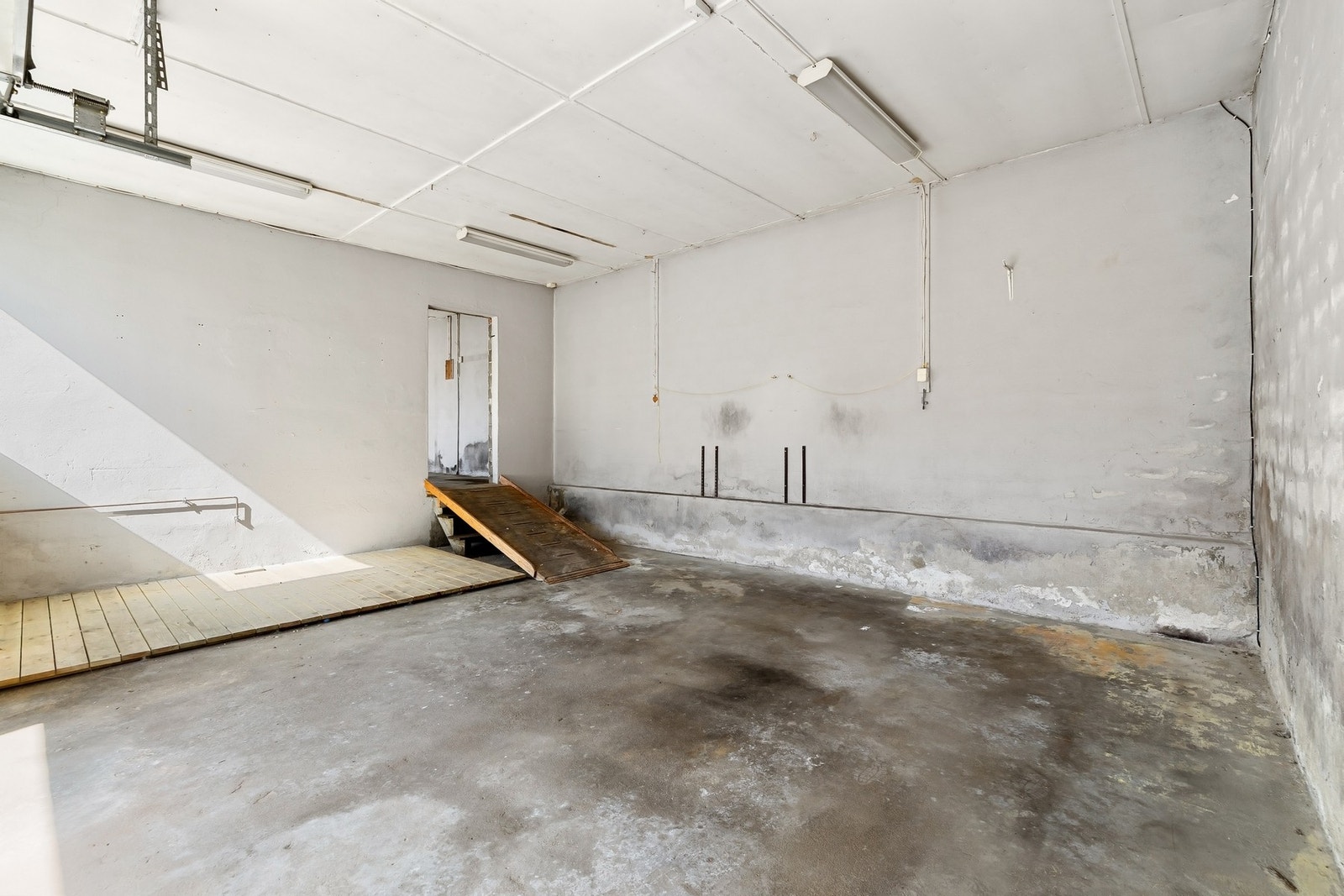 God takhøyde gir plass til både lagring og verkstedfunksjon. Galleribilde