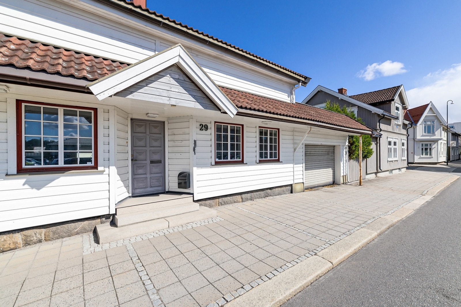 Inngangsparti med trivelig preg - lett adkomst for kunder og ansatte. Galleribilde