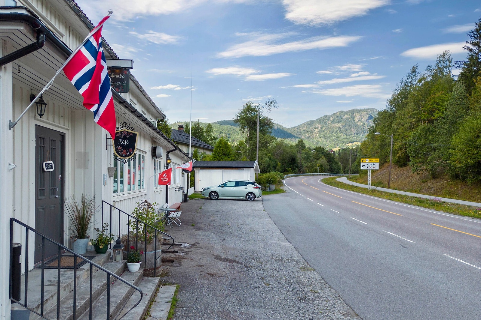Området gir mulighet for offentlig kommunikasjon via buss, og nærmeste holdeplass ligger rett utenfor pensjonatet. Galleribilde