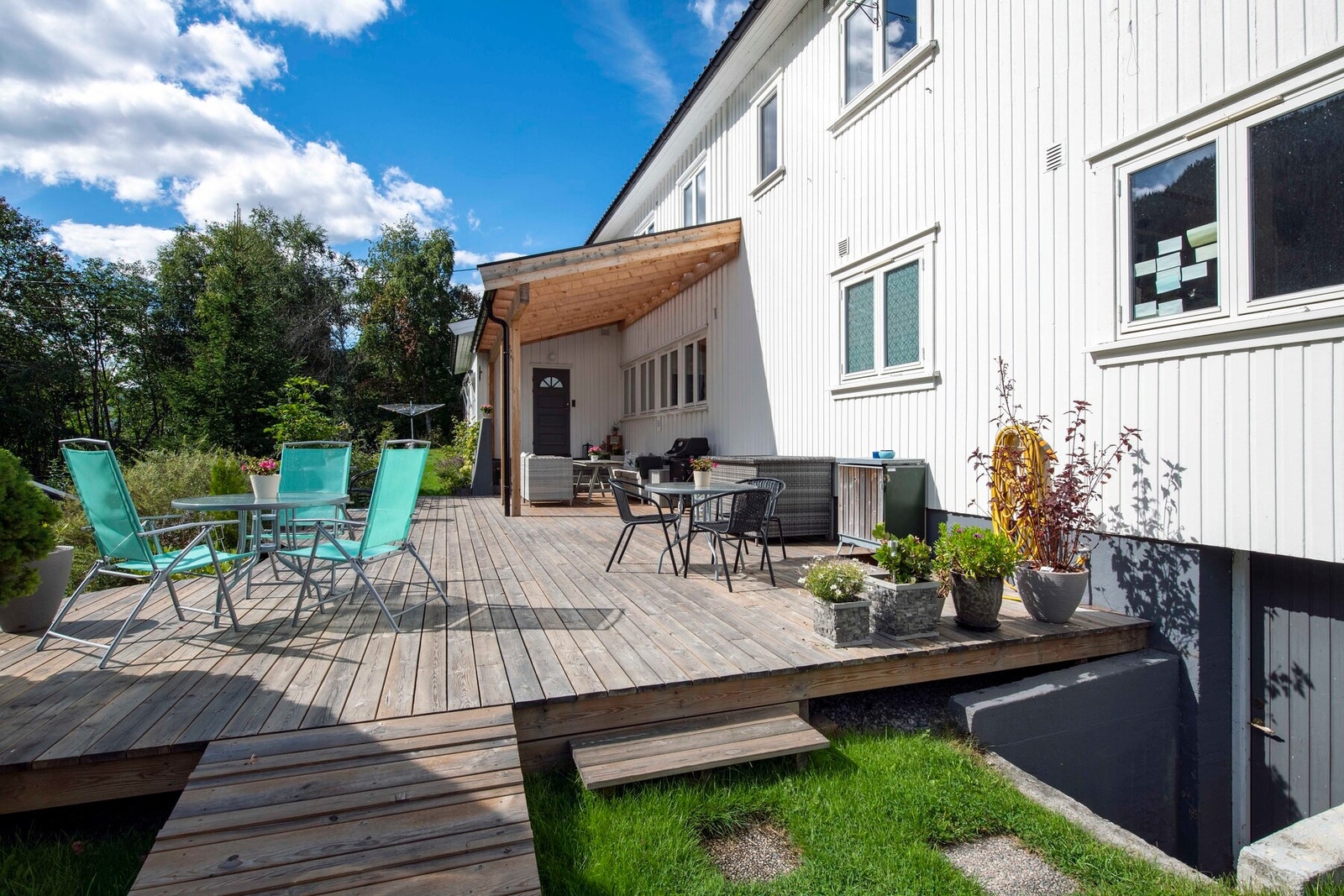 Det er plass til mange på den solfylte markterrassen Galleribilde