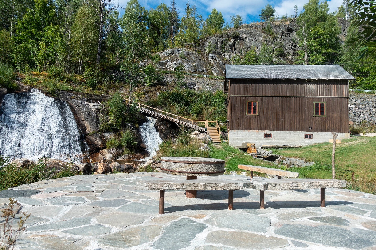 Nordbø Pensjonat ligger idyllisk og strategisk plassert, tett inntil Hjartdalsvegen, i et av landets fineste kulturlandskap. Galleribilde