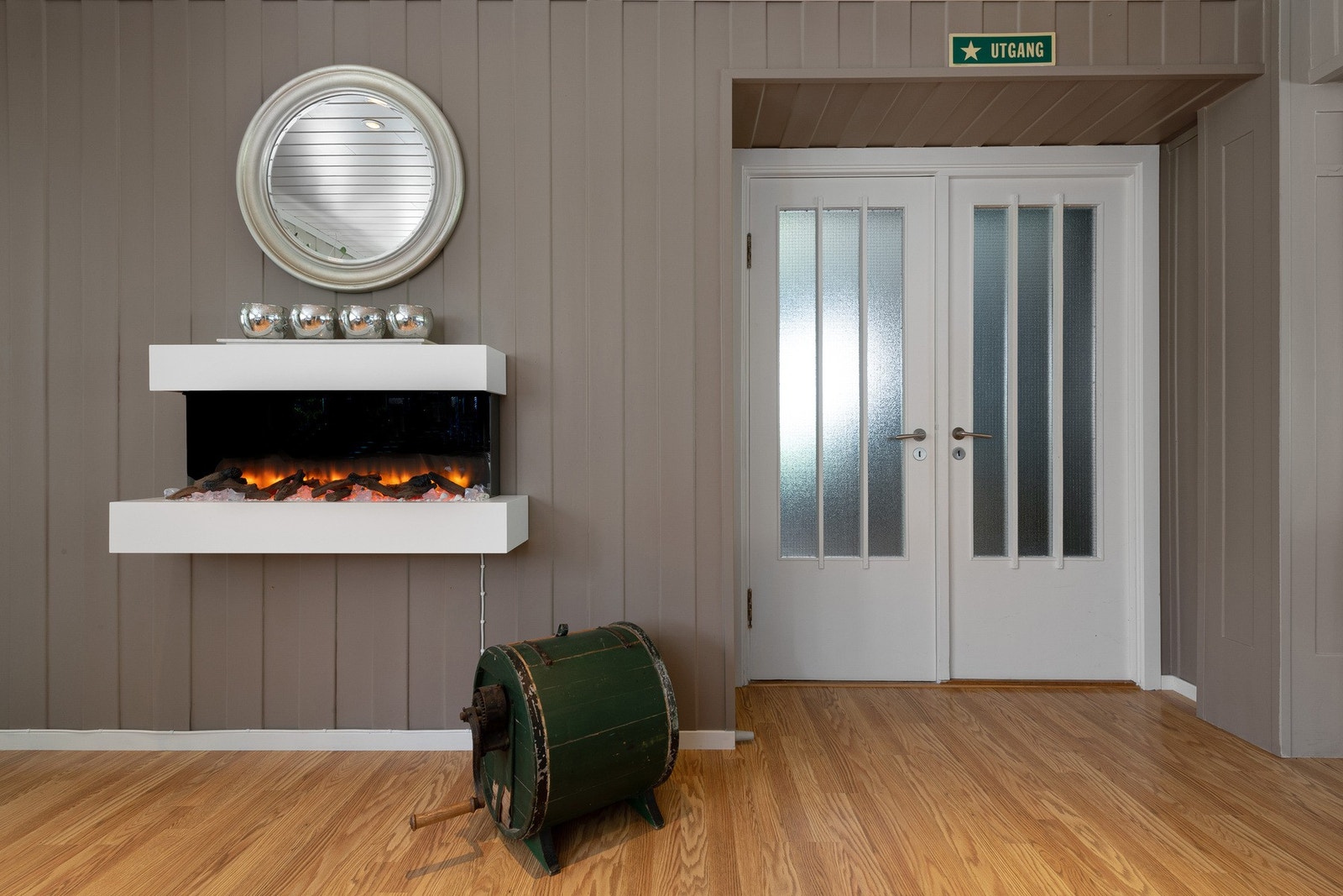 Via en tofløyet dør i resepsjonen er det videre adkomst til en stor, innbydende spisesal Galleribilde