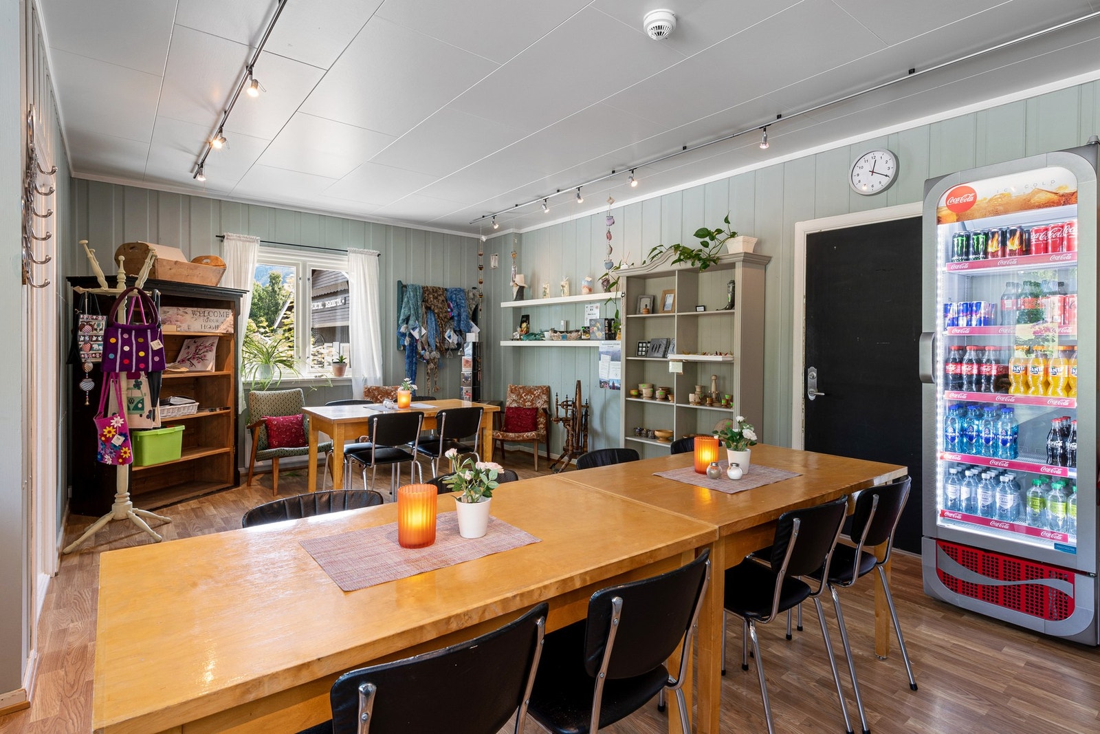 I kafeen kan man stoppe for en kopp kaffe, eller et måltid. Galleribilde