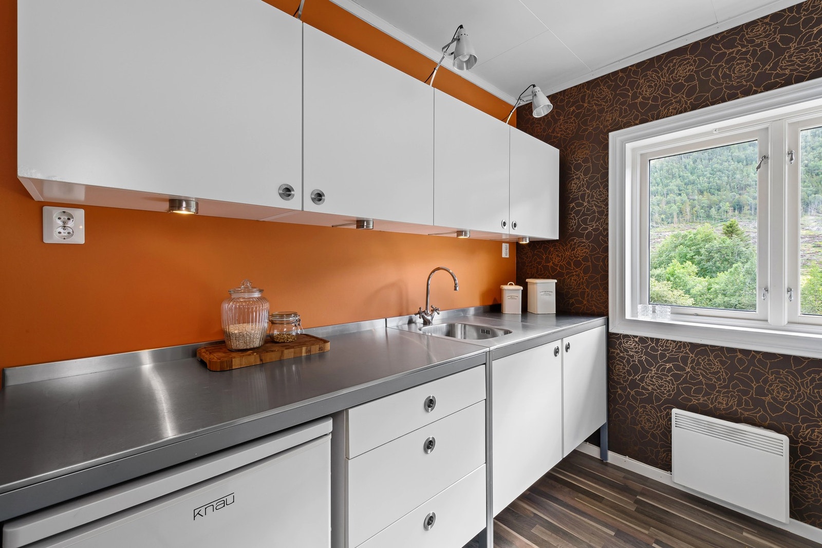 Det er en praktisk stålbenk som er enkelt å holde ren. Galleribilde