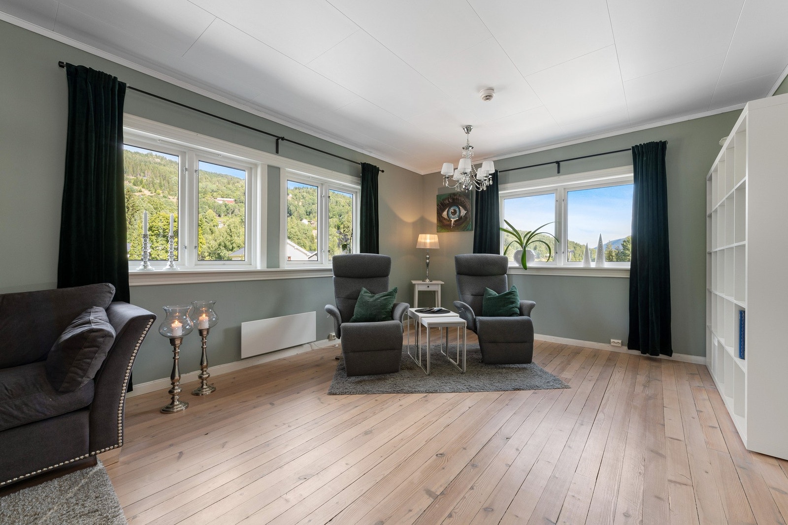 Leiligheten er pusset opp i tidsmessige farge- og materialvalg i senere år, og fremstår som velholdt og tiltalende. Galleribilde