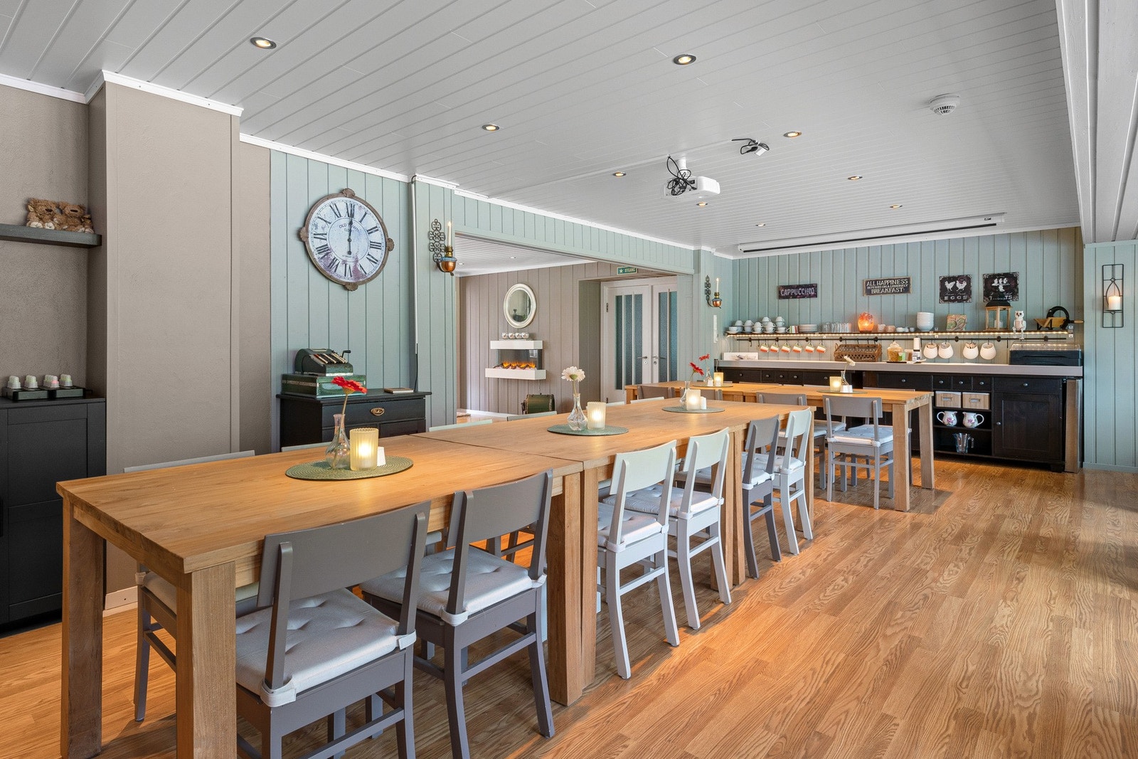 Spisesalen er malt opp i pene farger som fremhever et nyere laminatgulv, og i himlingen er det god belysning i form av downlights. Galleribilde