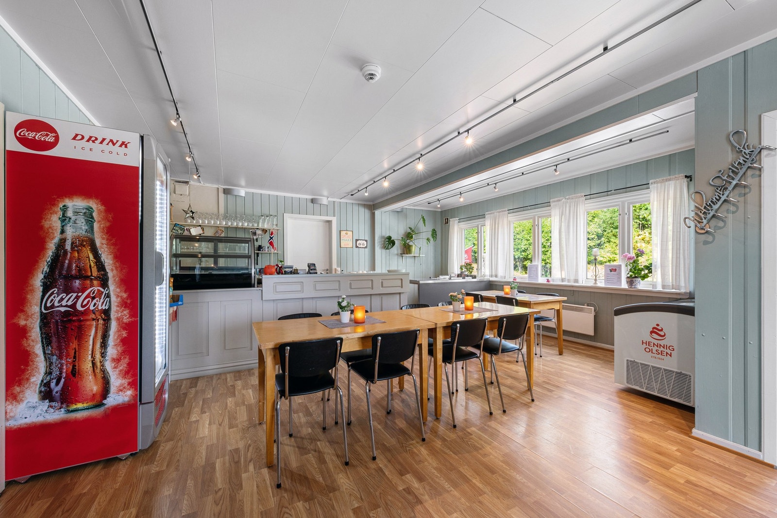 Det er plass til flere bord i kafeen. Galleribilde