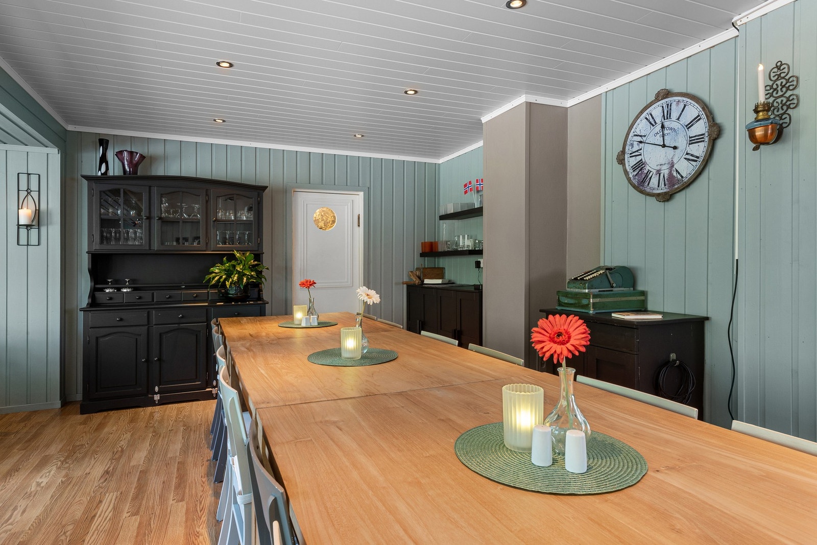 Nordbø Pensjonat byr på muligheter for utleie av rom, større, private arrangementer være seg bursdager, konfirmasjoner og minnestunder, samt bedriftsarrangementer som møter, kurs eller julebord. Galleribilde