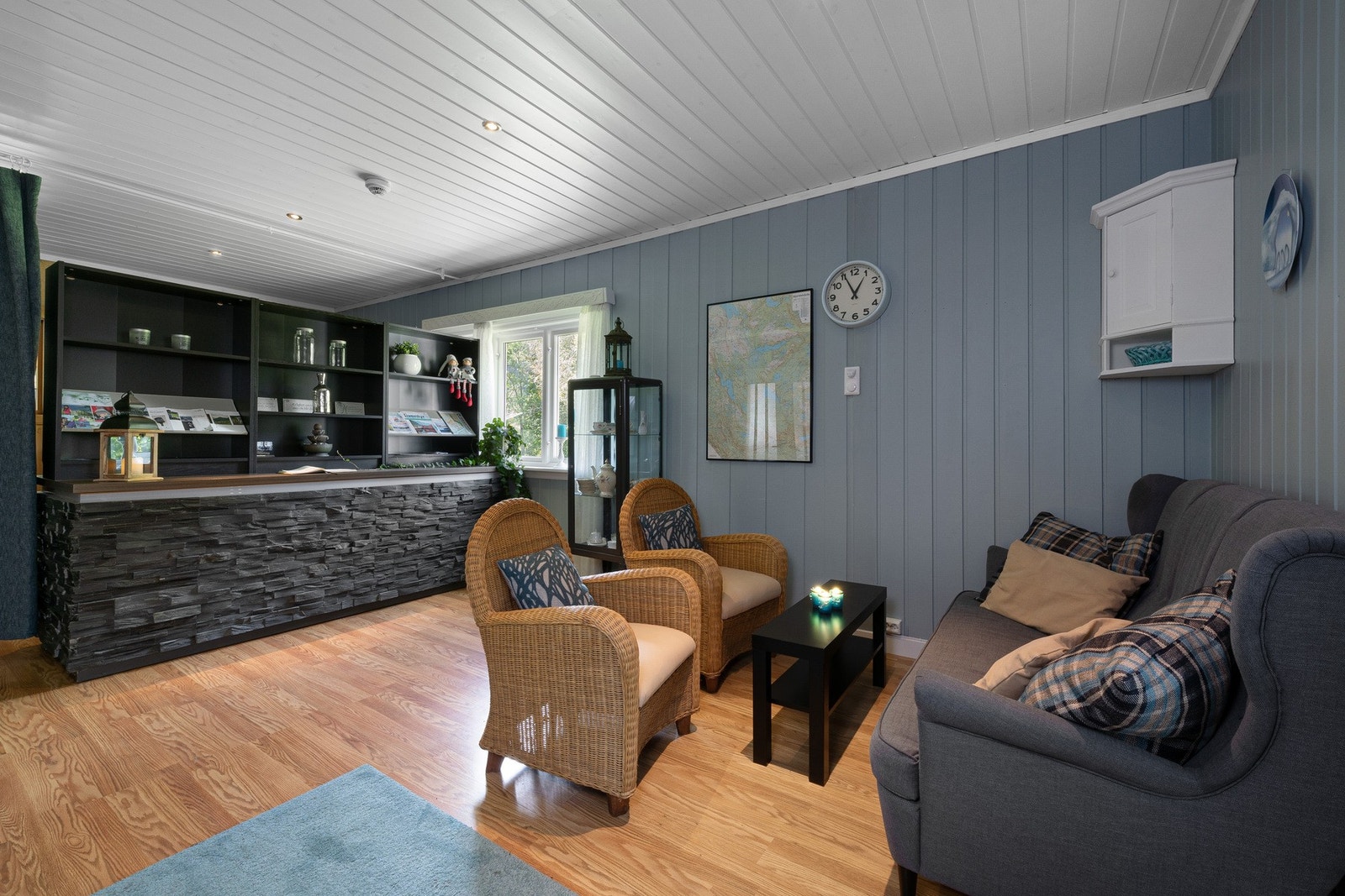 Det ene inngangspartiet leder inn til en hyggelig resepsjon. Galleribilde