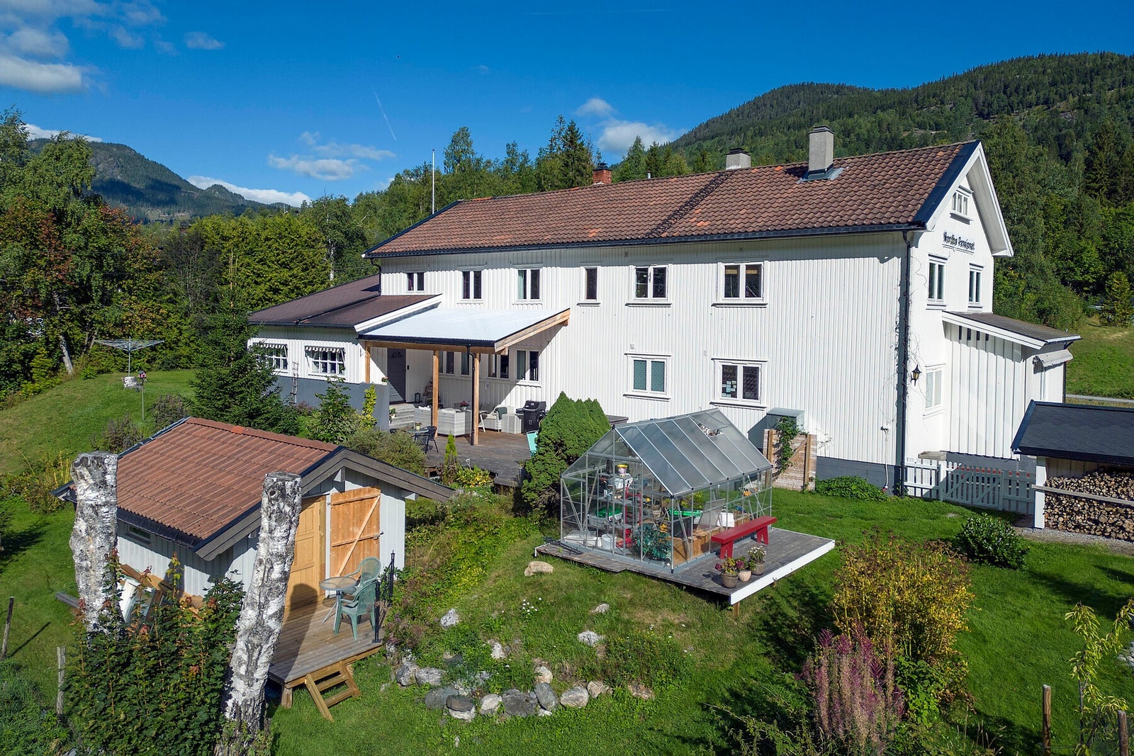 I et frittliggende drivhus fra 2021 kan man dyrke grønnsaker til både frokost, lunsj og middag på pensjonatet. Galleribilde