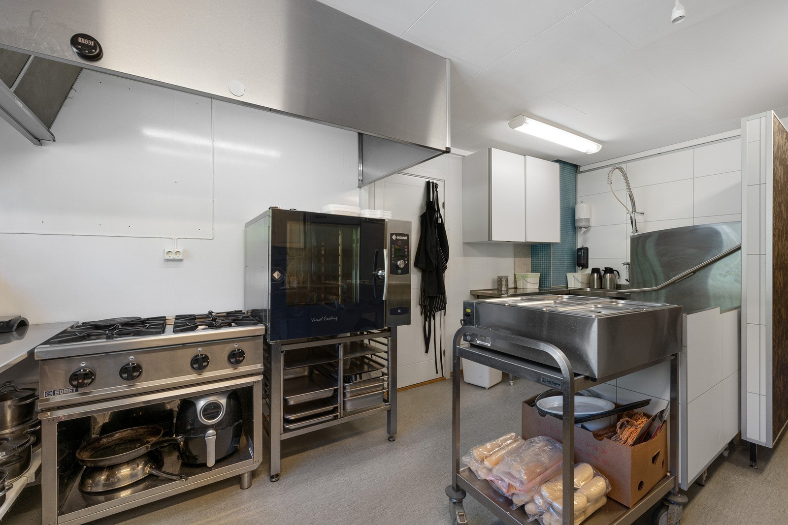 Kjøkkenet, som er av nyere dato, er romslig og velutstyrt, og har god kapasitet til å kokkelere frem de nydeligste retter til opptil 60 gjester. Galleribilde