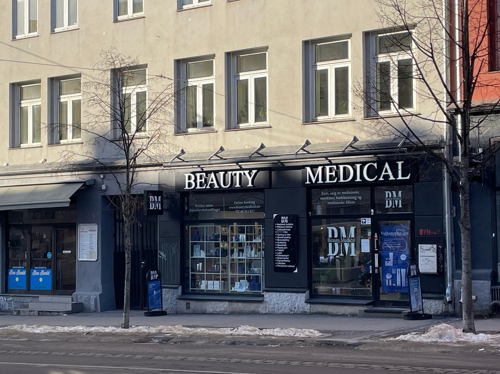 Store fasade-vinduer som gir god eksponering Galleribilde