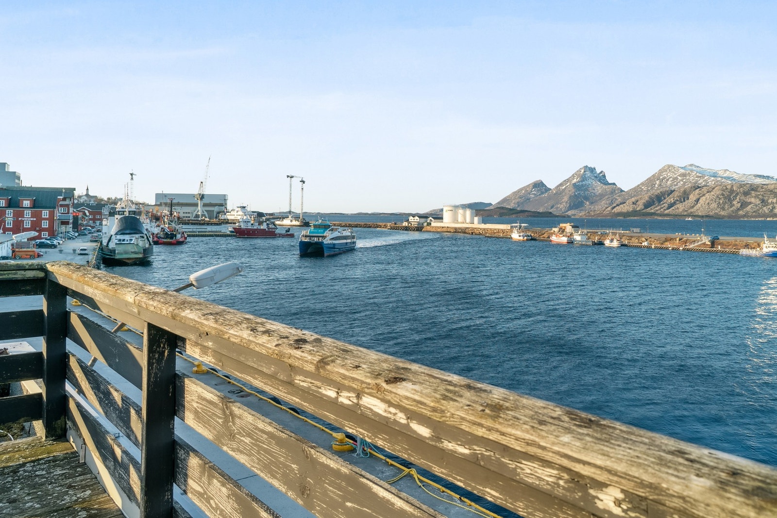Utsikt, terrasse og havneområde Galleribilde