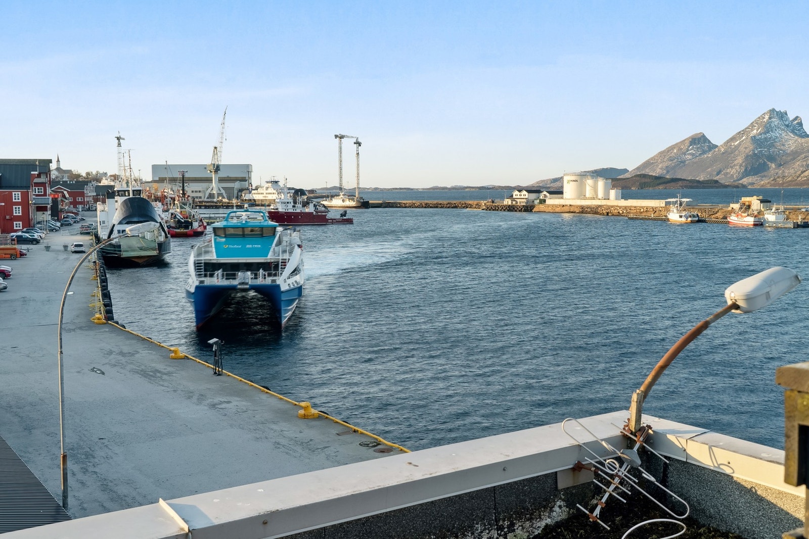 Utsikt og indre havnebasseng Galleribilde