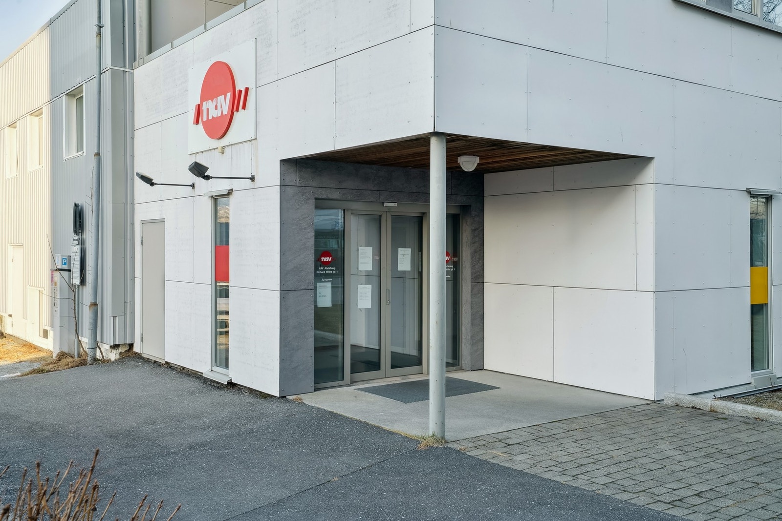 Fasade og inngang publikum nav Galleribilde