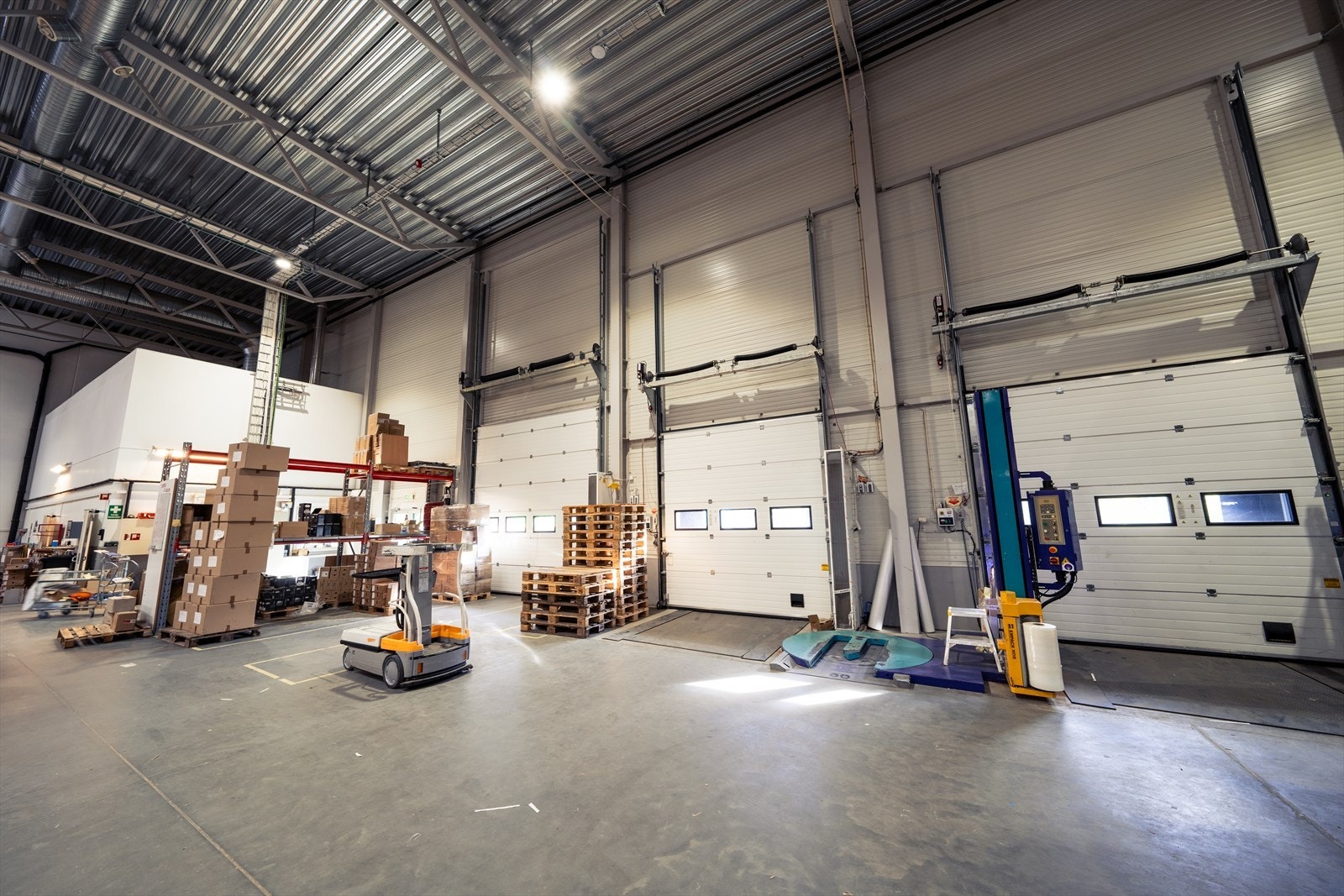 Tre kjøreporter med lasteramper Galleribilde