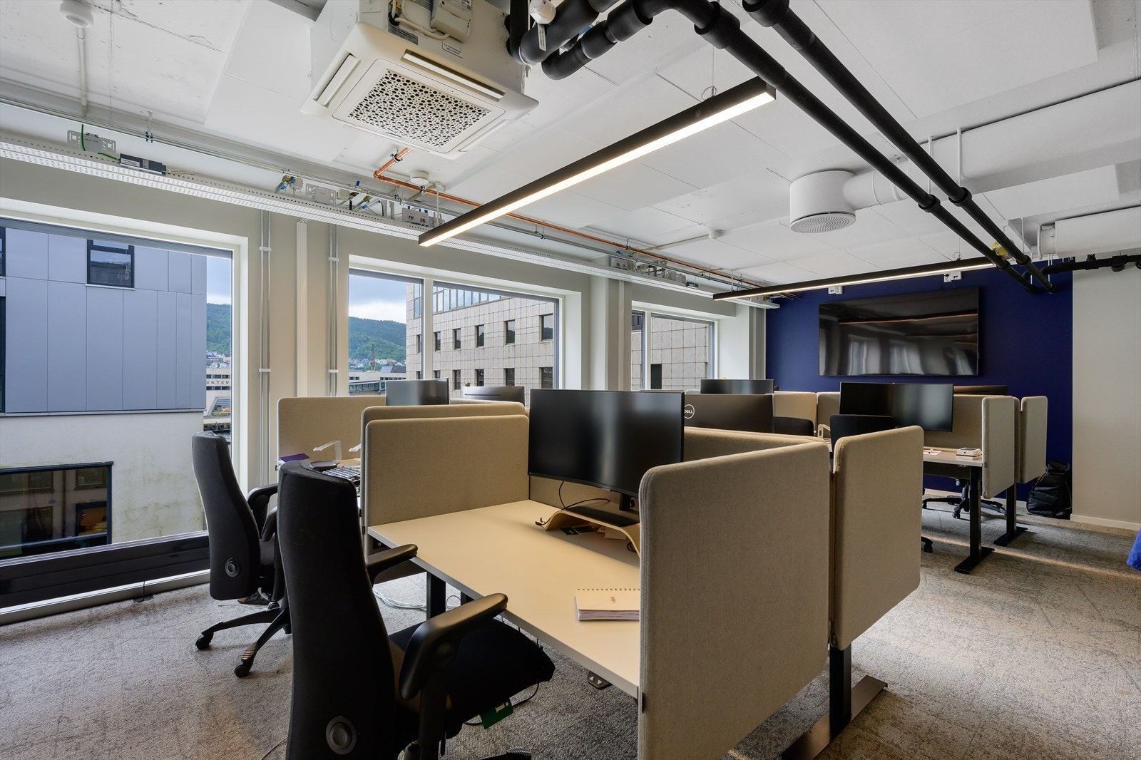 Ledige lokaler i 3. etg. BTA 139 m². Innredet med landskap for 6 - 8 personer og 2 stillerom/cellekontor. Galleribilde