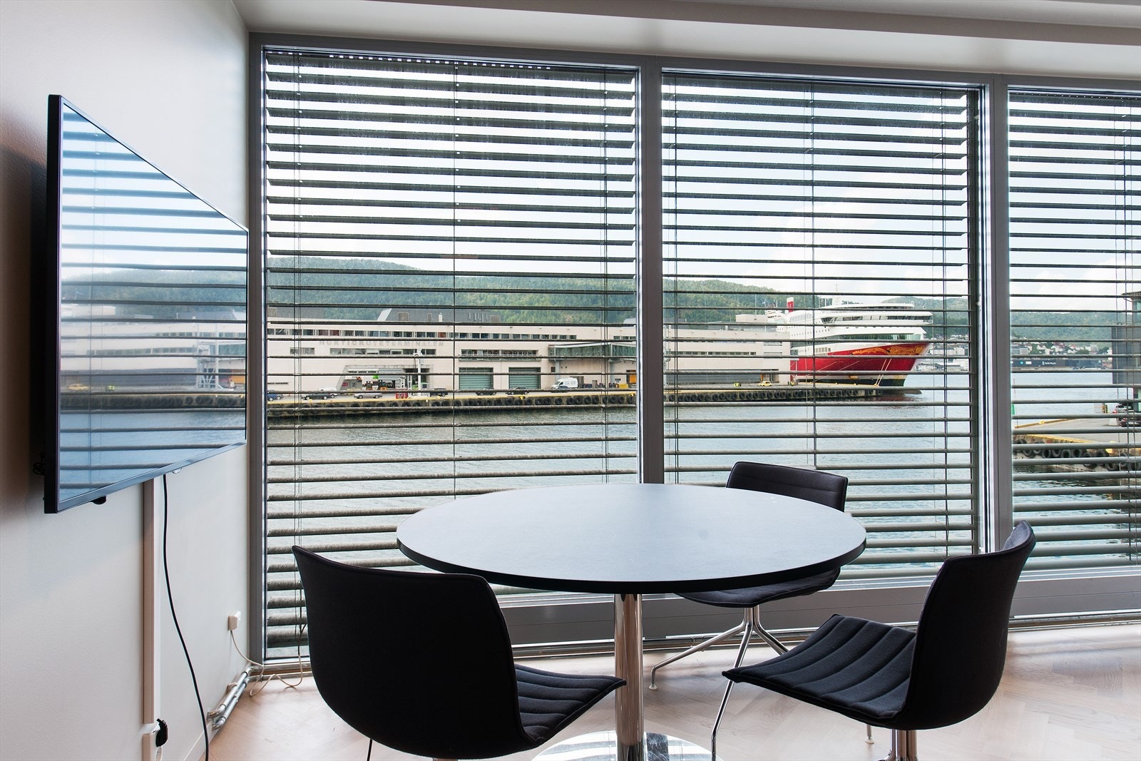 Bilder fra cellekontor i ledige lokale i 2.etg. BTA 554 m². Galleribilde