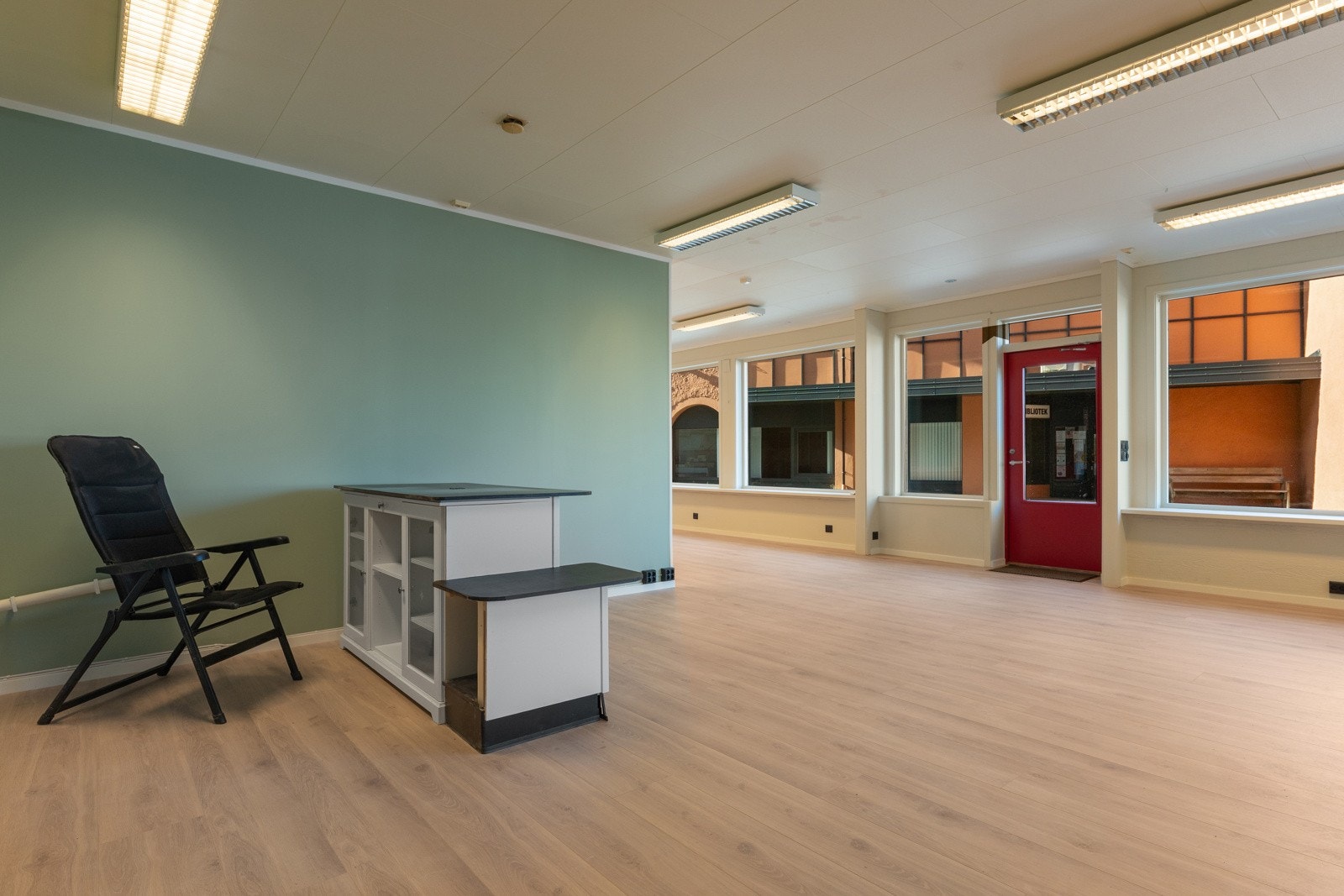 Rikelig med lys via store vindusflater. Galleribilde