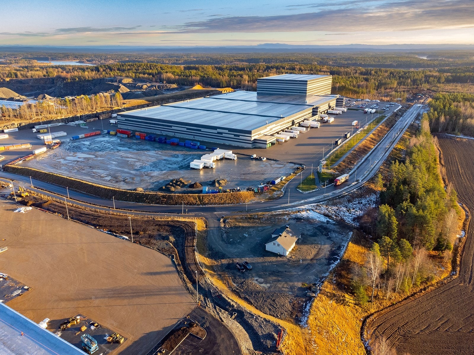 Europris sitt sentrallager i bakgrunnen Galleribilde