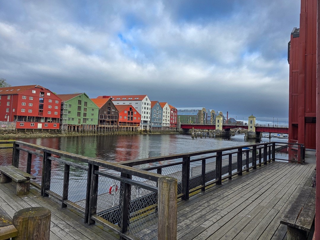 Nidelva skaper en rolig atmosfære. Galleribilde