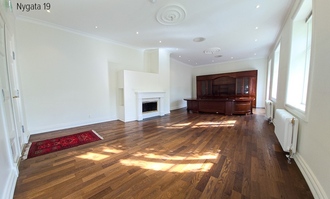 God takhøyde i sjarmerende kontorbygg. Galleribilde