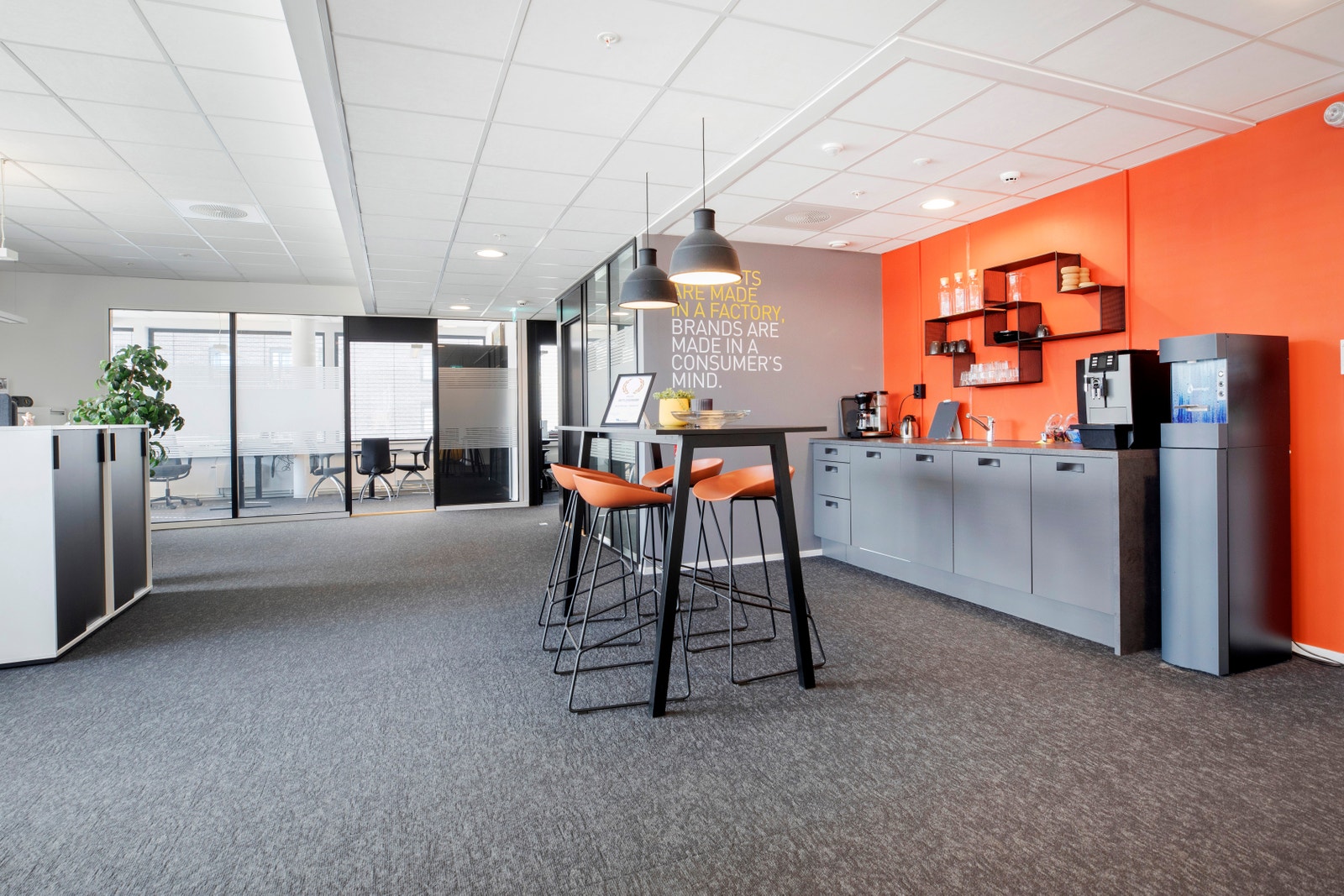 Bilder fra nabolokalet. Galleribilde