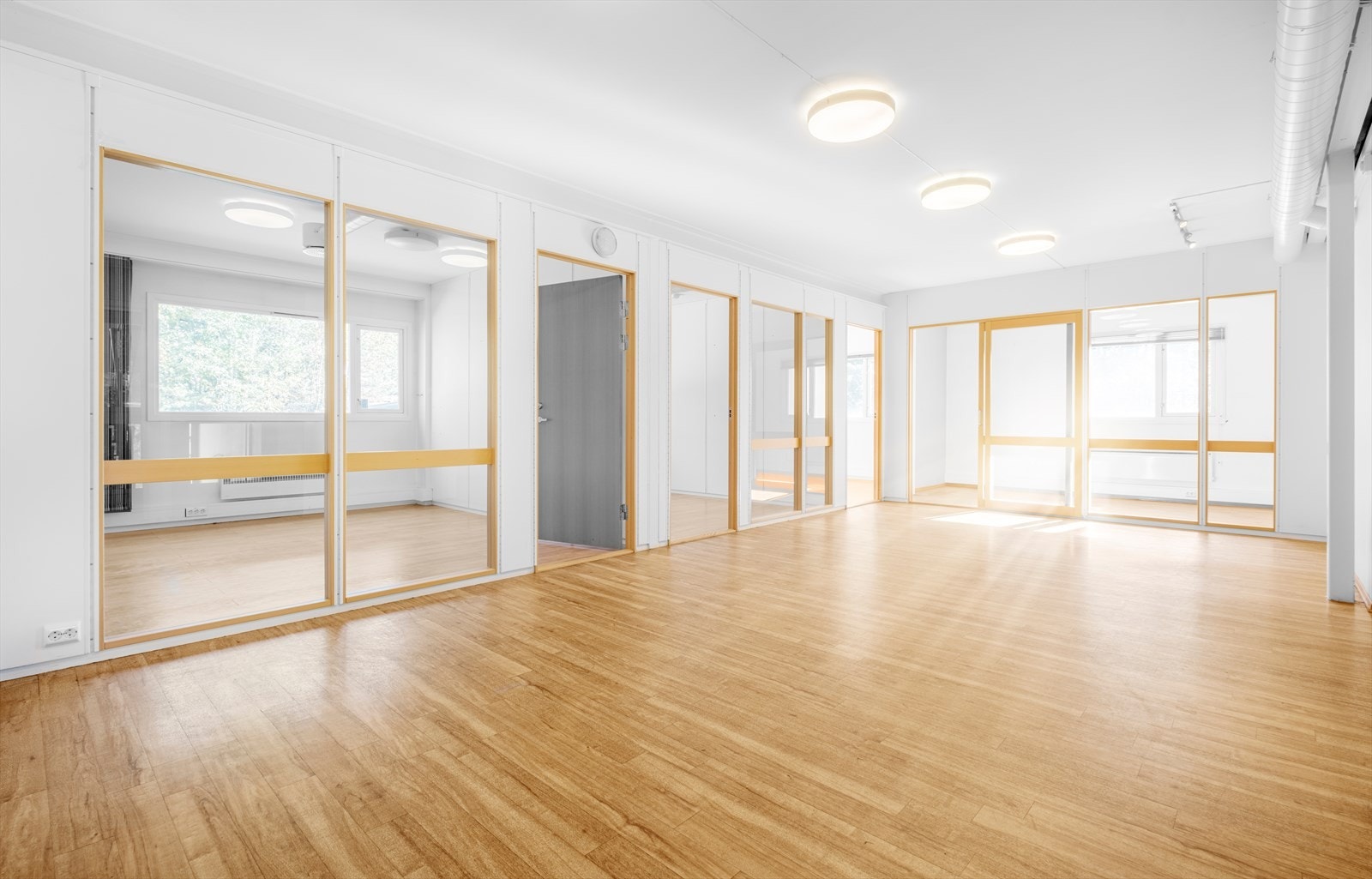 Fellesområde første etasje med cellekontorer Galleribilde