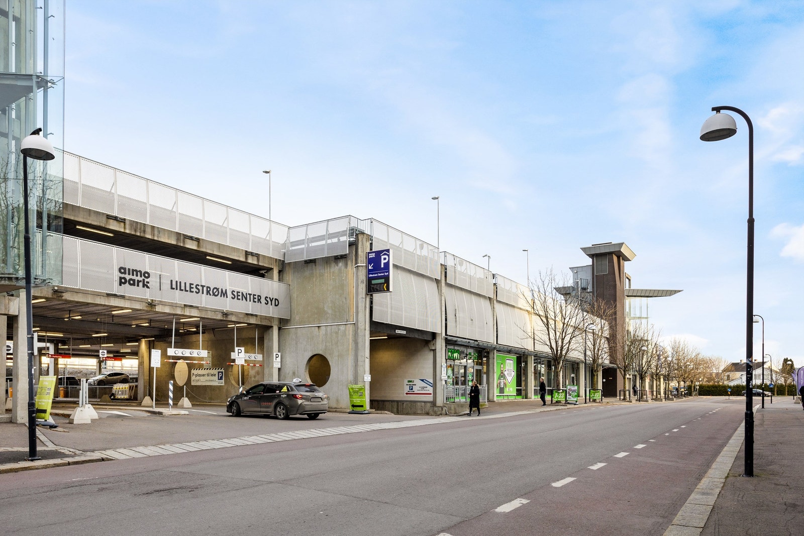 Innkjøring parkeringshus og nedkjøring til varelevering lager. Galleribilde