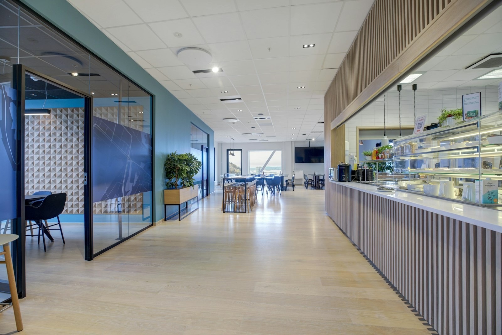 Flott personalrestaurant i toppetasjen Galleribilde