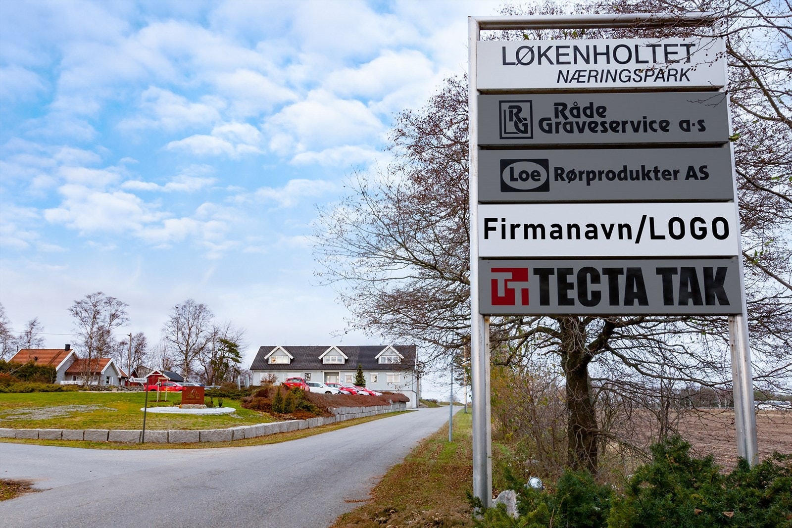 Ved innkjøringen til eiendommen. Galleribilde