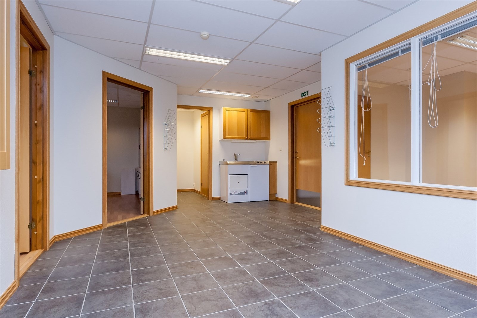 God plass mellom cellekontorene. Galleribilde