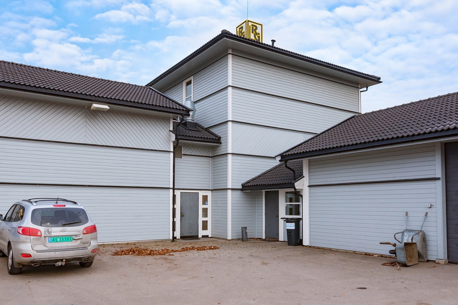 Inngang og parkering. Galleribilde