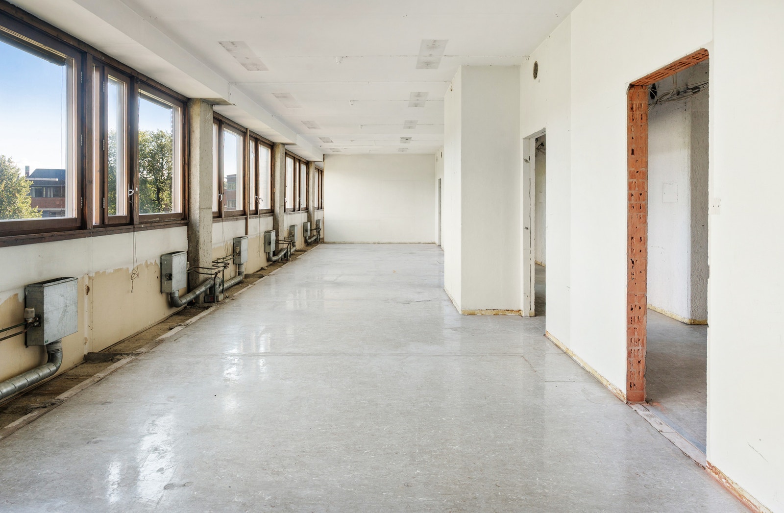 Store vinduer som gir godt med naturlig dagslys Galleribilde