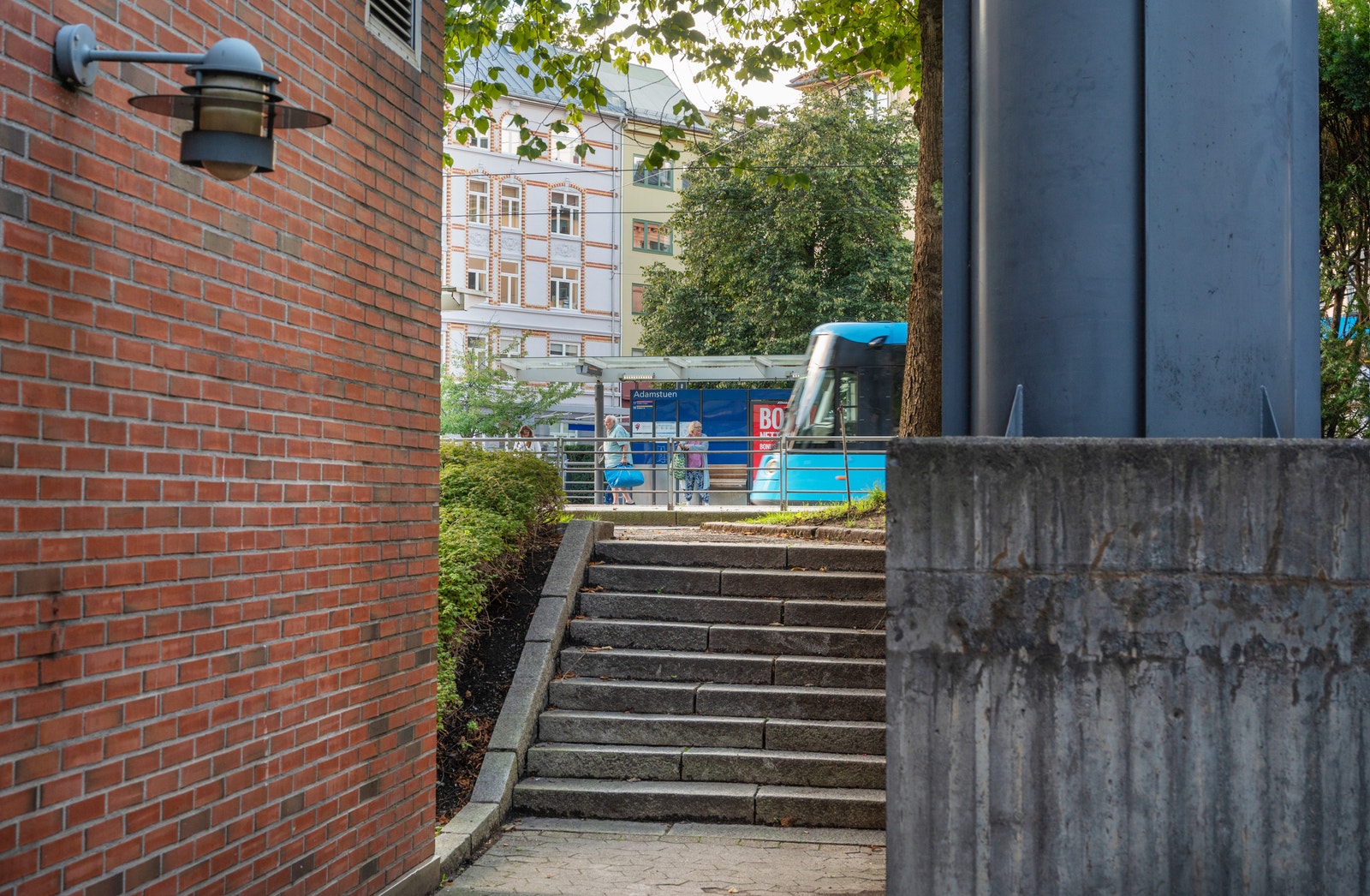 Trikkeholdeplass rett utenfor døren Galleribilde