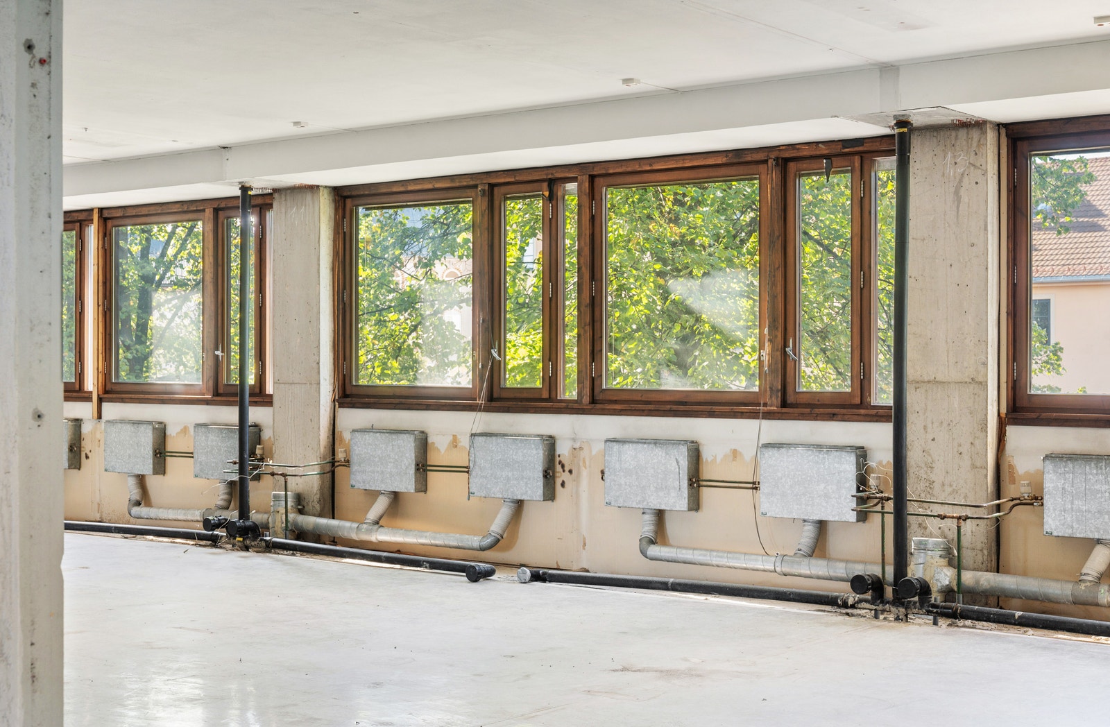 Store vinduer som gir godt med naturlig dagslys Galleribilde