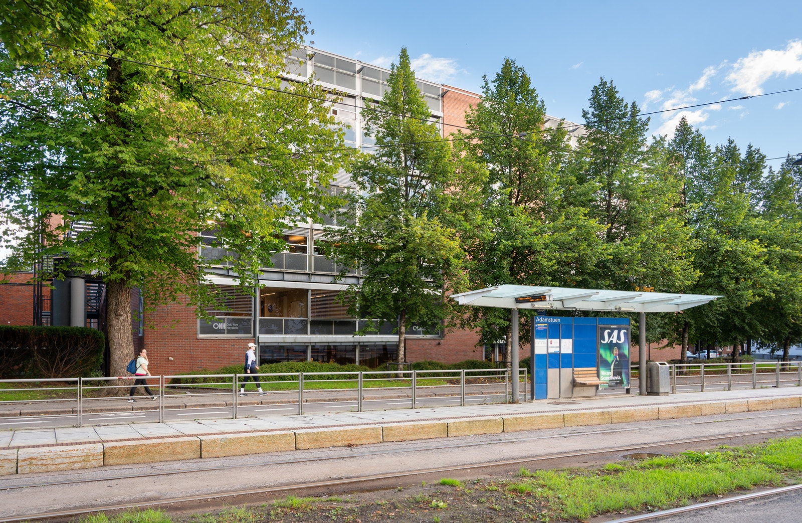 Trikkeholdeplass rett utenfor døren Galleribilde