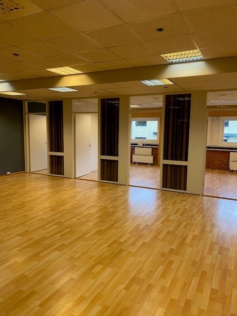 Fra kontoret på ca 200 - med kjøkken - mindre cellekontorer og ett større rom Galleribilde