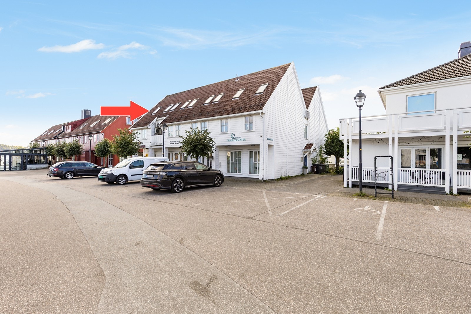 Det medfølger 2 parkeringsplasser. Stor kommunal parkeringsplass utenfor bygget. Galleribilde