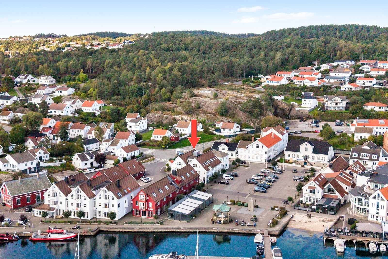Meget sentralt med beste beliggenhet i Lillesand sentrum rett ved havnen med nærhet til alle restauranter og butikker. Galleribilde