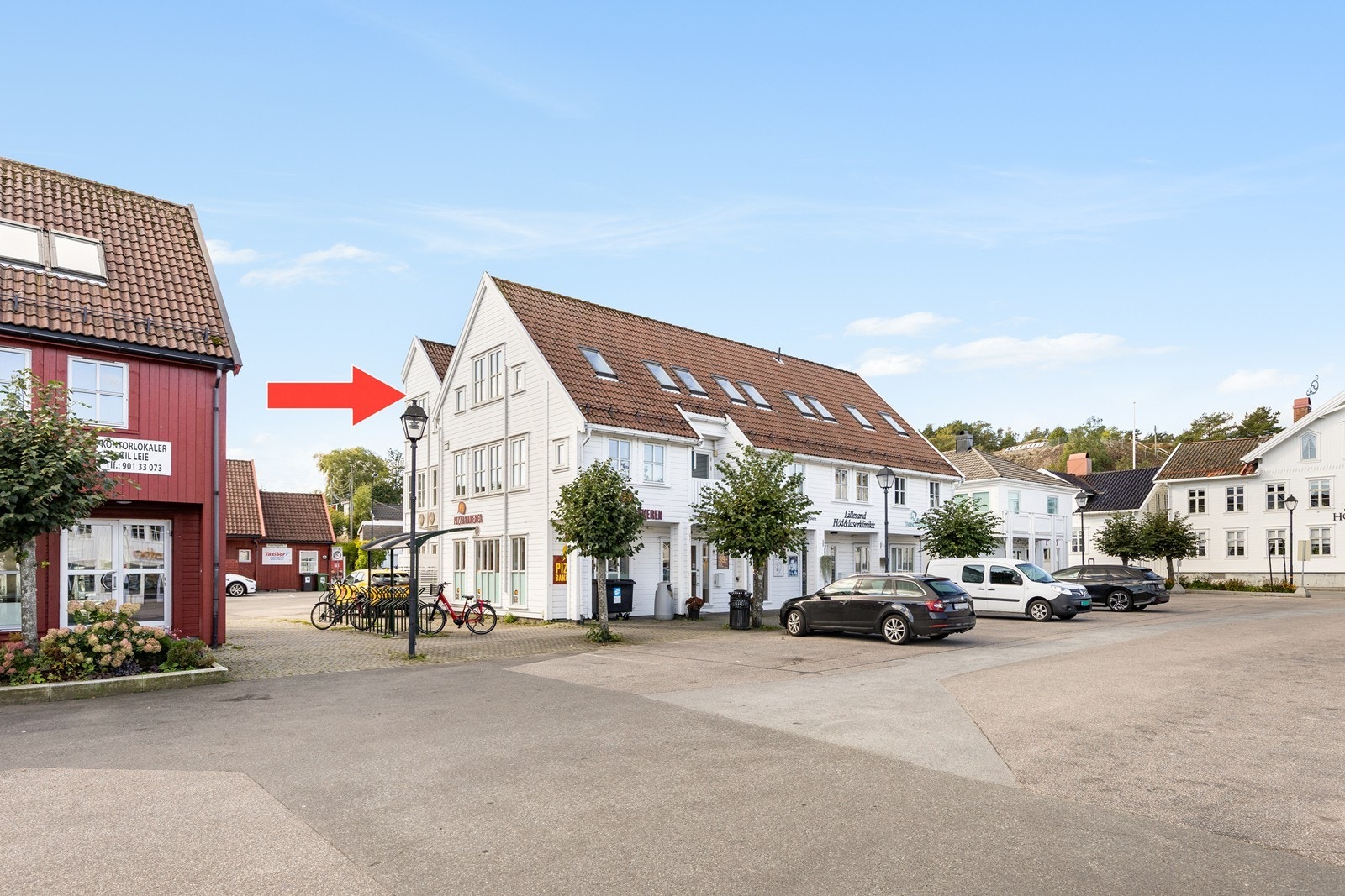 Det medfølger 2 parkeringsplasser. Stor kommunal parkeringsplass utenfor. Galleribilde