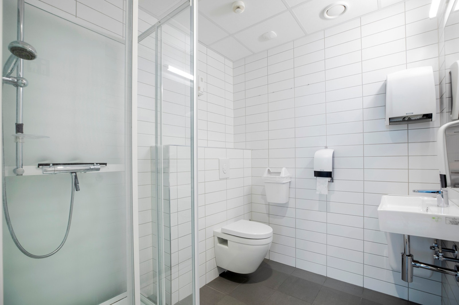 Flere toaletter, et med dusj Galleribilde