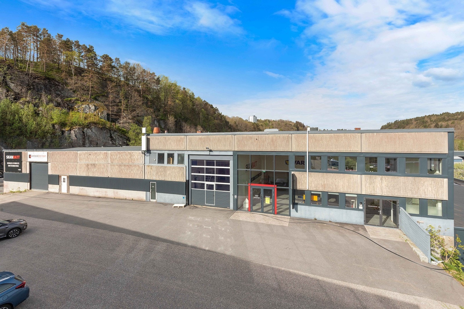 Totalt 3400 m2 hvor av 2.500 m2 ler ager/verksted og ca. 900 m2 er kontorer. Galleribilde