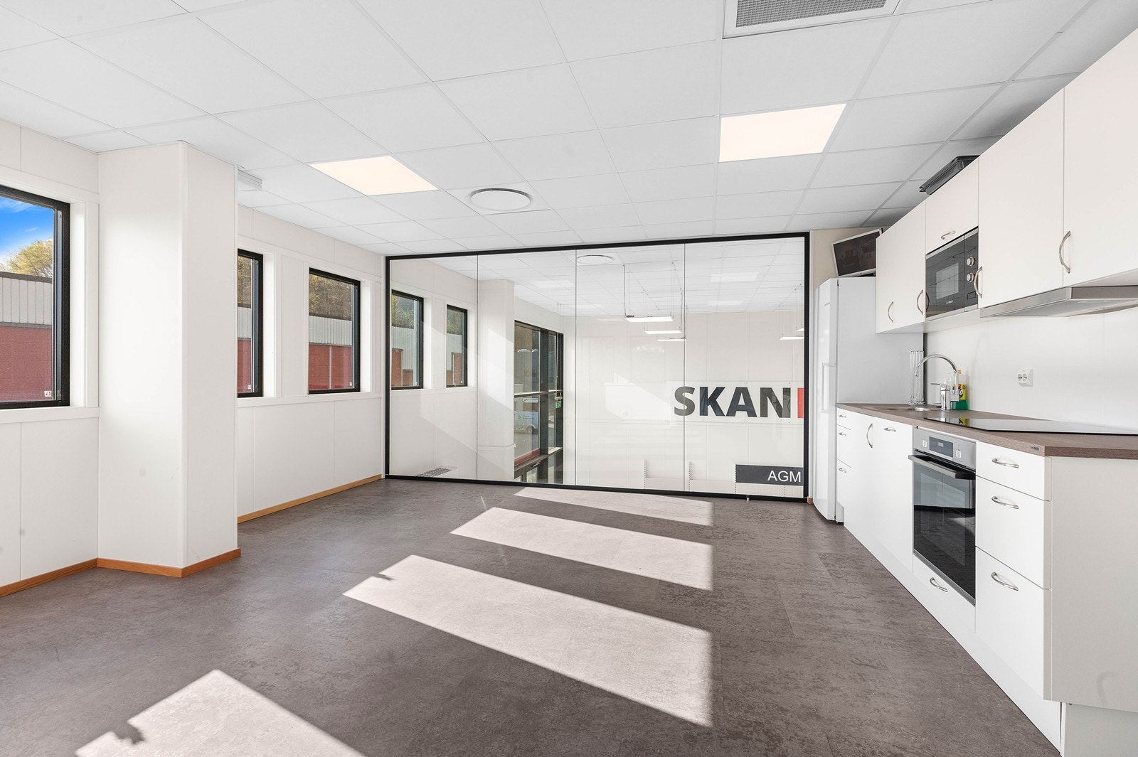 Stort spiserom med kjøkken. Galleribilde