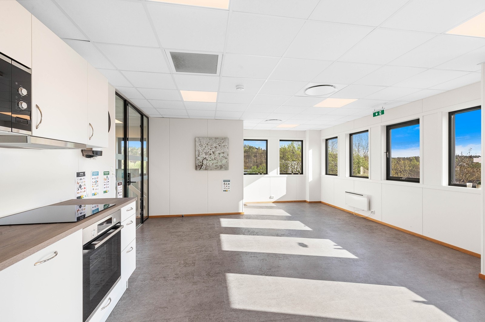 Stort spiserom med kjøkken. Galleribilde