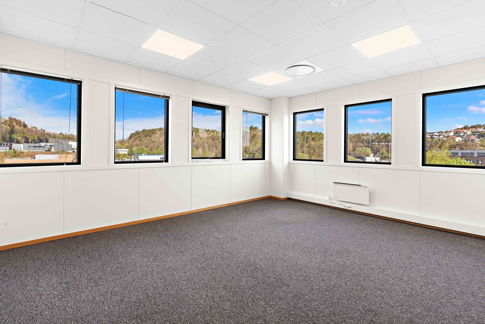 Ny kontordel. Totalt 16 cellekontorer fordelt på 1 og 2.etg. Her med romslig hjørnekontor. Galleribilde