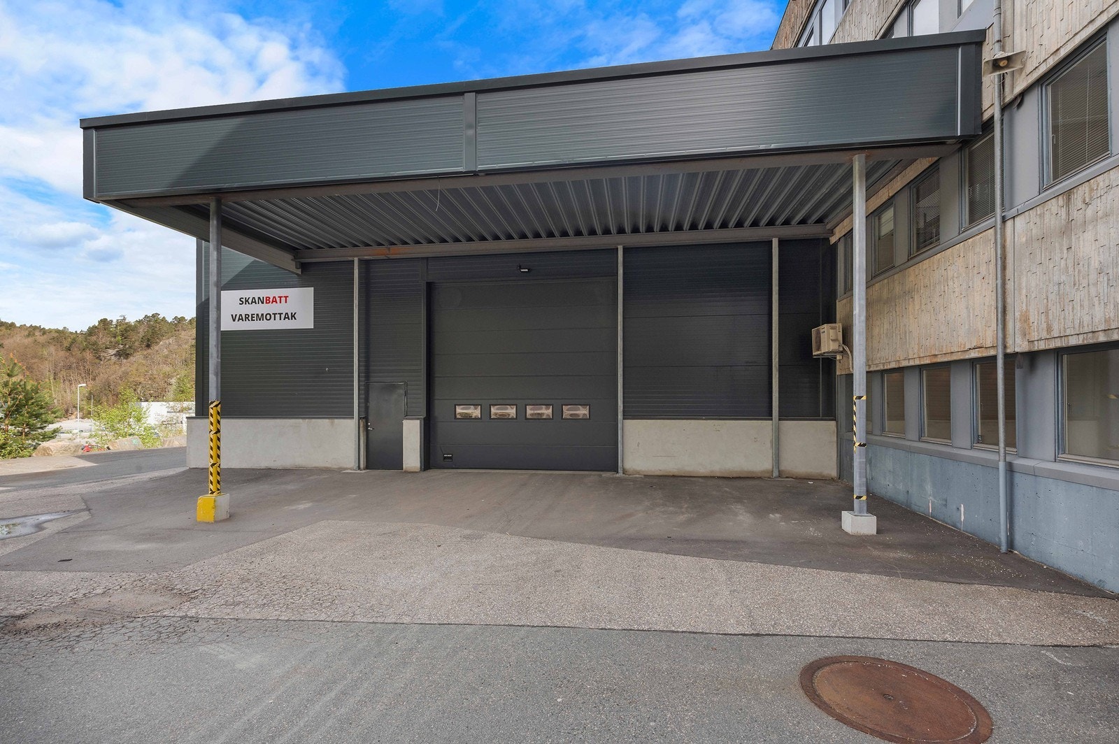 Asfaltert uteområde. Rikelig med utvendig lagerplass og parkeringsplasser. Galleribilde