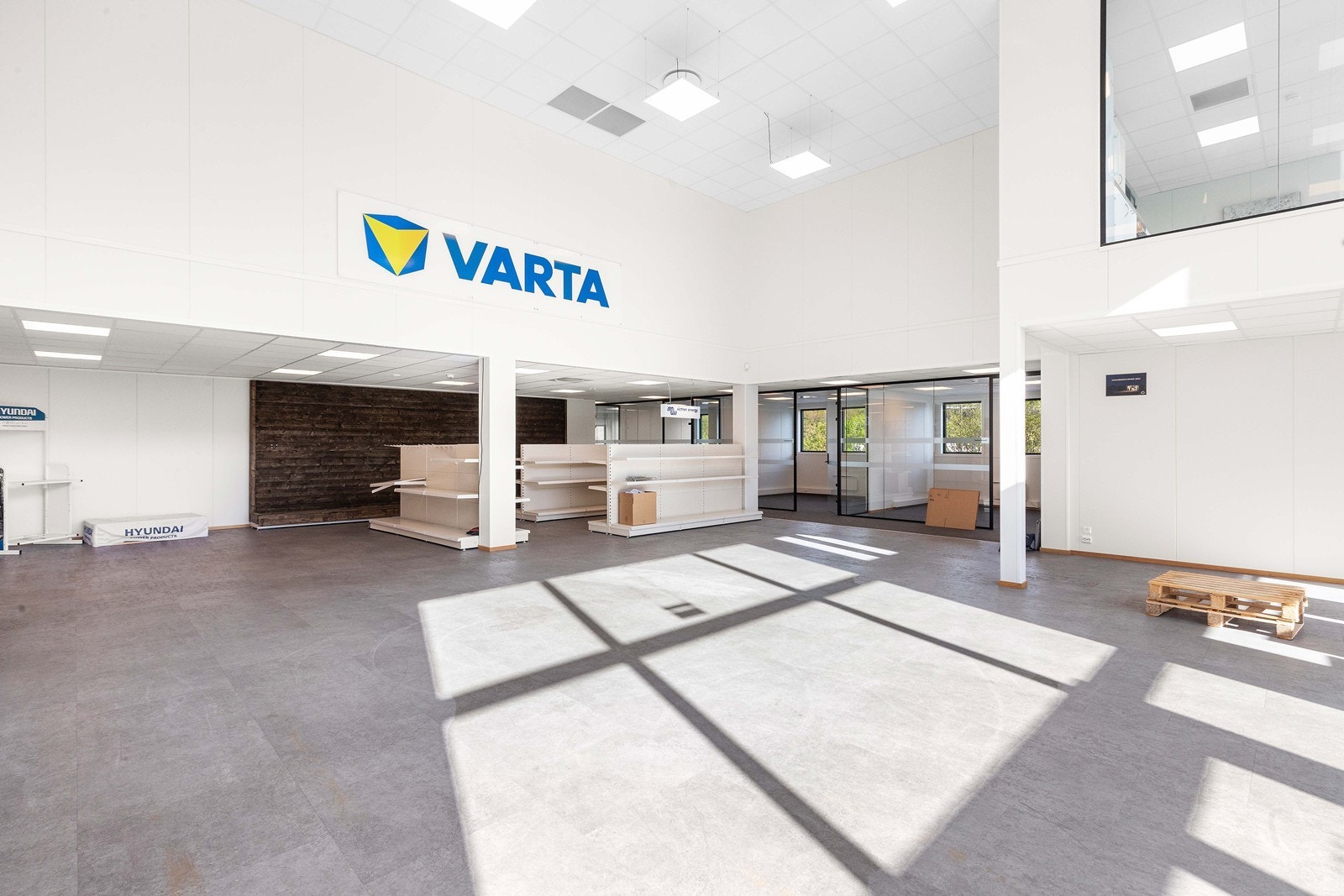 Forretning i forbindelse med ny kontordel. Galleribilde