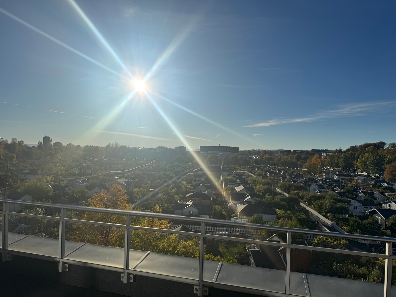 Takterrrasse på 100 kvm med nydelig sol- og utsiktsforhold. Galleribilde